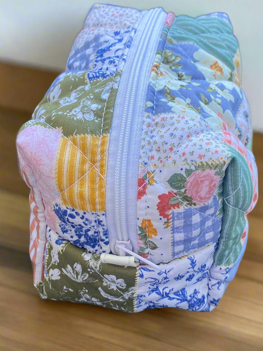 Vintage Picnic Medium Makeup bag